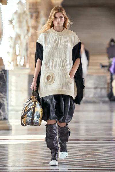Look 16